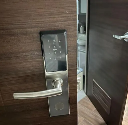 In Air Residences, Makati With Wifi, Netflix, Pool, Mall And Apartment *