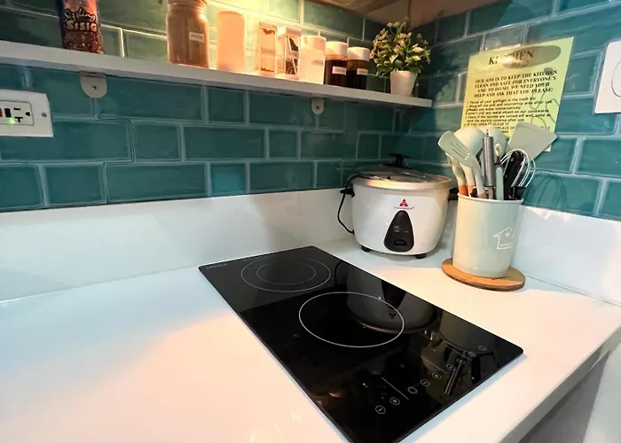 Apartment In Air Residences, Makati With Wifi, Netflix, Pool, Mall And