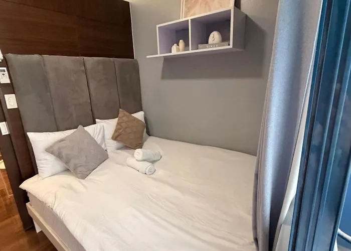 In Air Residences, Makati With Wifi, Netflix, Pool, Mall And *